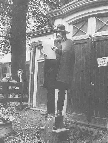 Lariy Pômjâne-Brÿgh, dorpsomroeper Lapoâ [cr-relva.gif]